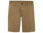 Short brun avec une étiquette de marque visible