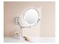 Miroir cosmétique mural avec éclairage LED, produits de beauté et pinceaux.