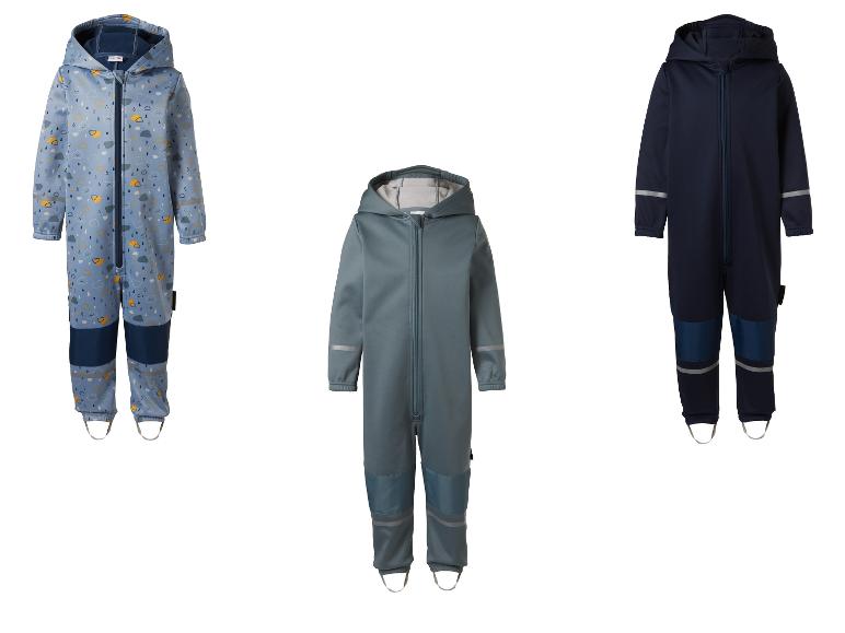 Trois combinaisons softshell pour enfants : une bleue à motifs de nuages, une grise et une bleu foncé.