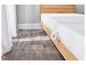Un matelas blanc avec un cadre de lit en bois sur un plancher en bois.