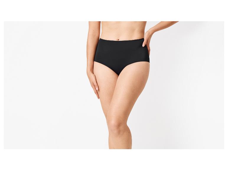 Culotte noire taille haute, portée par une femme.