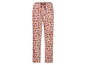 Pantalon de pyjama rose à motif de coeurs.