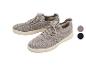 Une paire de chaussures de sport grises tricotées avec une semelle beige et des lacets gris.