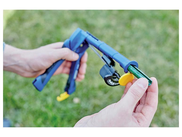 LIVARNO® Zaunzange »FP222« avec 200 agrafes »VR22« utilisée pour la fixation de clôtures.