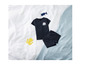 Un t-shirt et un short bleu marine avec un imprimé baleine.