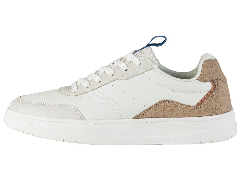 Des baskets blanches avec des détails marrons.