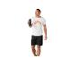 Un homme portant un t-shirt blanc et un short noir tient une gourde.