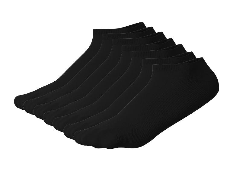 Six paires de chaussettes basses noires alignées.