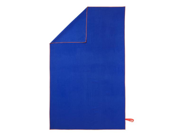 Serviette de sport bleue avec bordure orange, pliée en deux