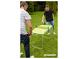 Deux hommes jouent au tennis de table sur une table verte Schildkröt dans le jardin.