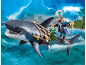 Figurine de pirate chevauchant un grand requin sur fond de mer déchaînée.