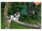 Tronçonneuse Parkside X20V Team coupant une branche.