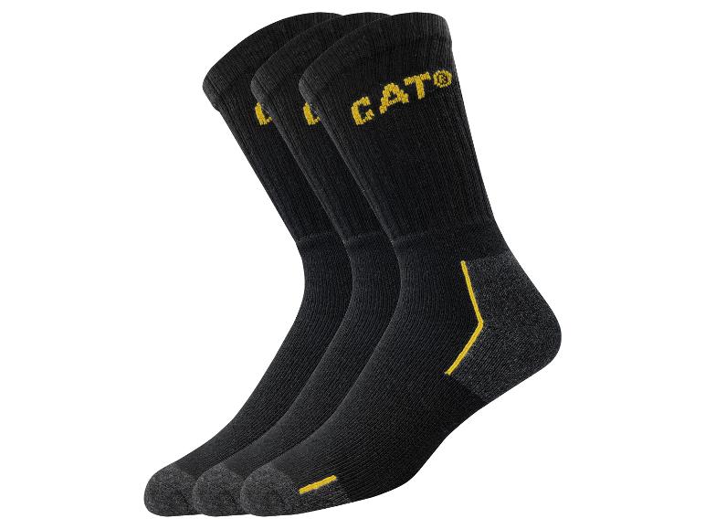 Trois paires de chaussettes noires CAT® avec des détails jaunes.