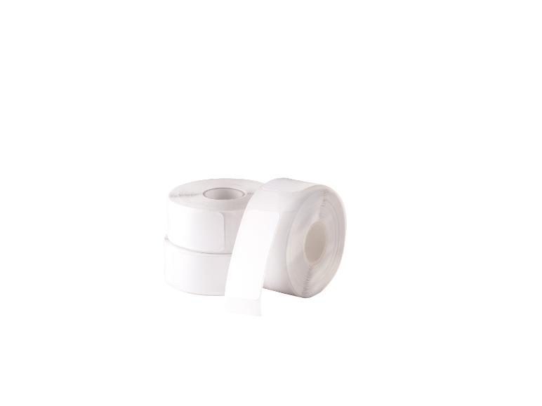 Trois rouleaux d'étiquettes autocollantes blanches, empilés sur fond blanc.