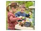 Deux enfants jouent avec une cuisine d'extérieur et des matériaux naturels.