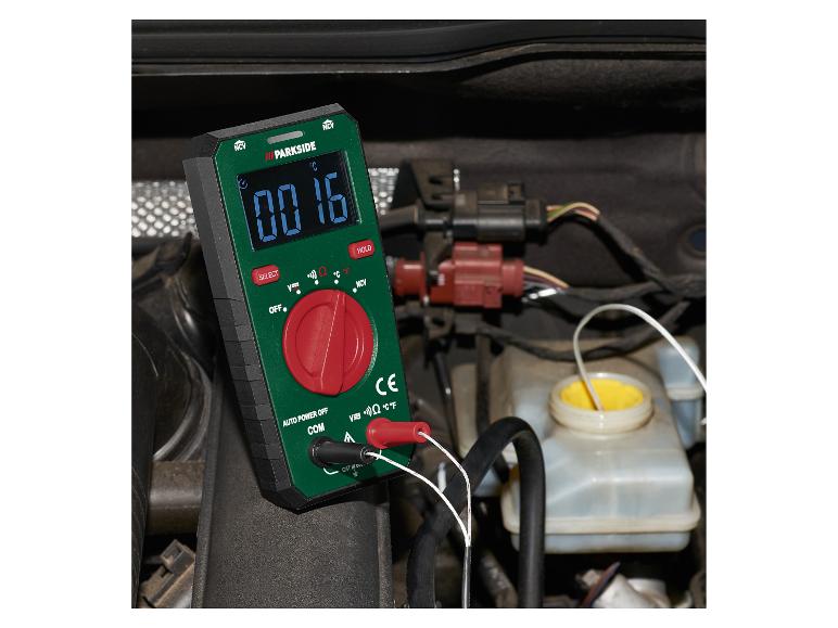 Multimètre numérique affichant 16°C, utilisé dans un compartiment moteur.