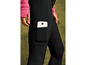 Pantalon noir avec un smartphone dans la poche.