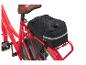 Un vélo rouge avec une sacoche de vélo noire Crivit sur le porte-bagages.