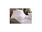 Oreiller bouillable LIVARNO home blanc sur un lit.