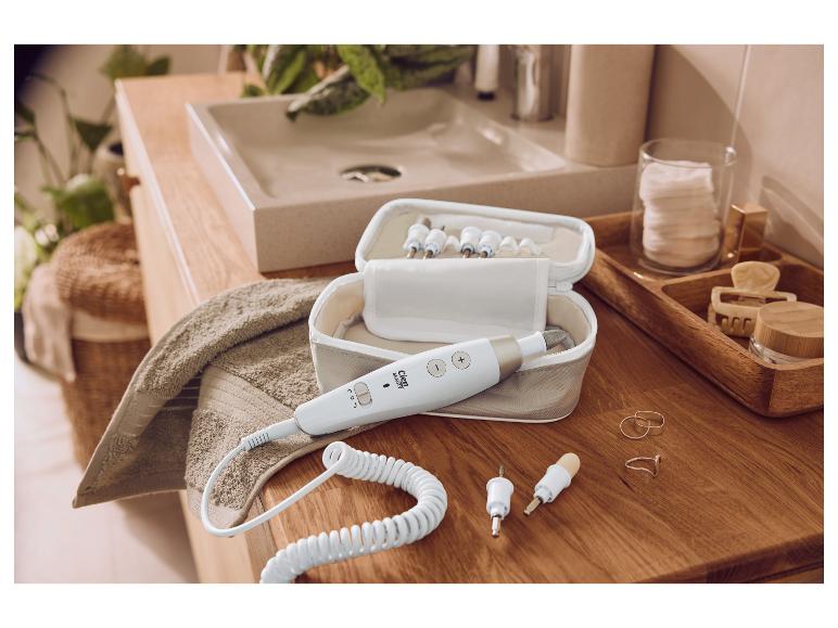 Kit manucure et pédicure Cien Beauty avec accessoires dans une salle de bain.