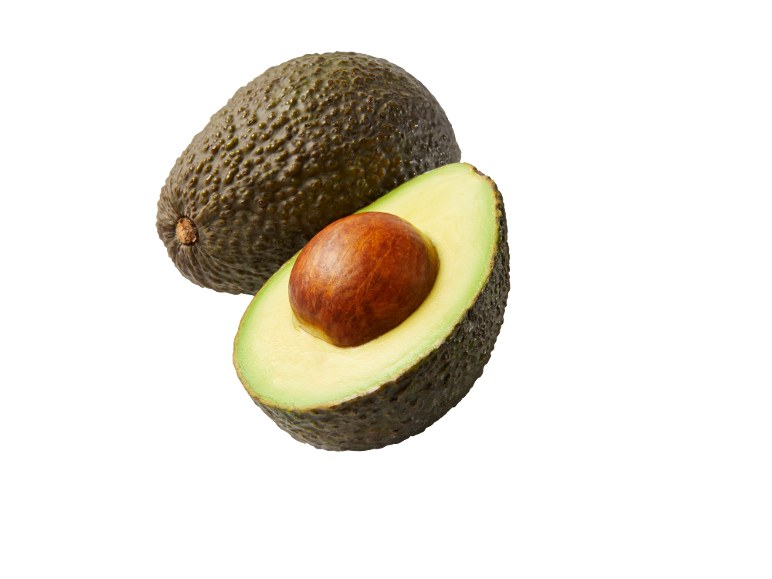 Avocat entier et avocat coupé en deux avec noyau sur fond noir.