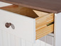 Un tiroir blanc avec une poignée en bois, ouvert pour révéler l'intérieur en bois.