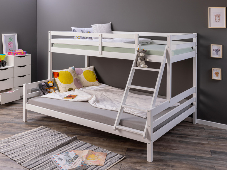 Un lit superposé en bois blanc avec une échelle et un matelas.