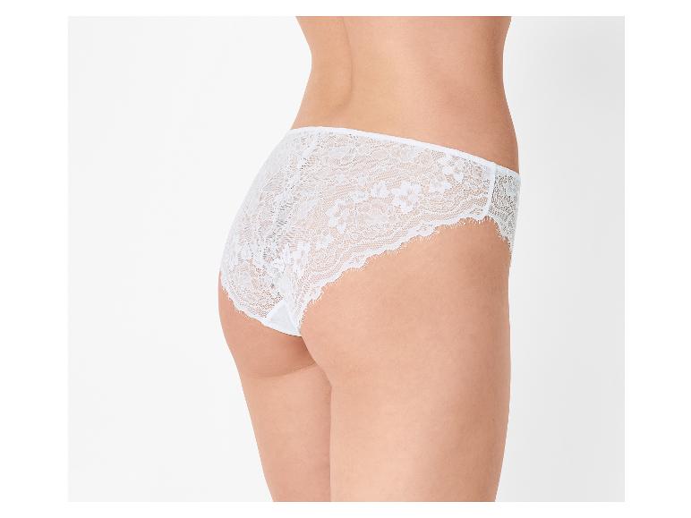 Culotte en dentelle blanche sur un mannequin, vue de côté.