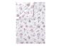 Parure de lit avec housse de couette et taie d'oreiller à motif floral rose sur fond blanc.