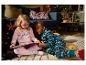 Deux enfants en pyjama de Noël lisent un livre.