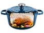 Cocotte bleue coupée, remplie de poulet rôti, d'ail et d'herbes.