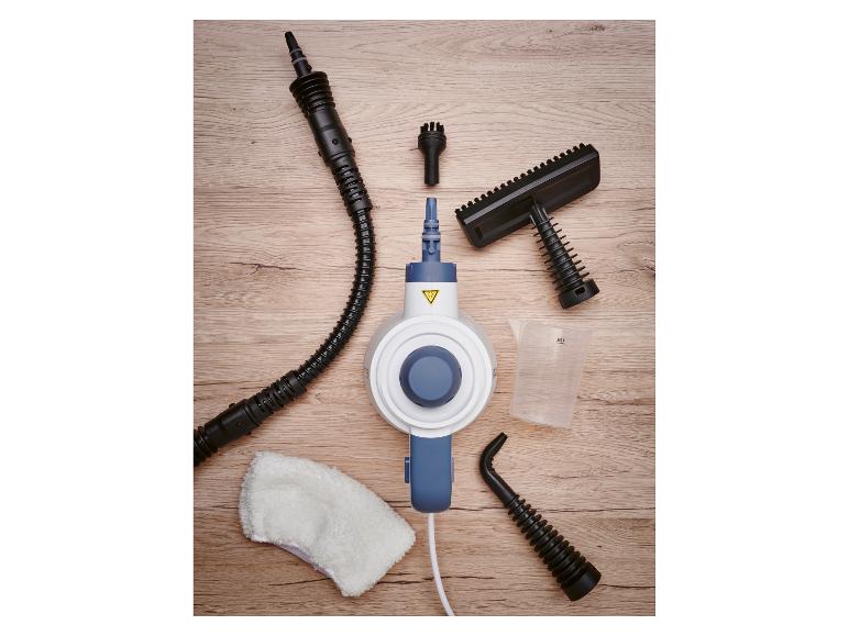 Nettoyeur vapeur à main avec diverses buses, gobelet doseur et chiffon de nettoyage sur surface en bois.