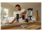 Un homme utilise une visseuse Parkside pour travailler le bois.