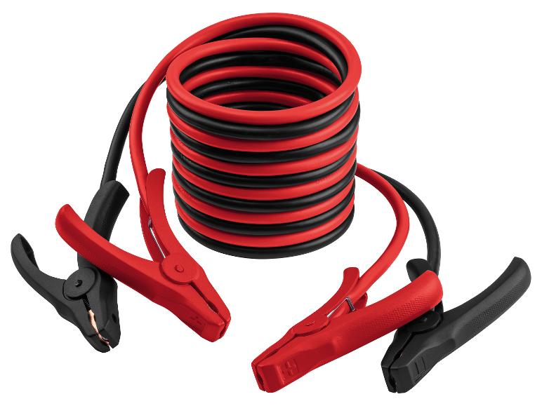 Câbles de démarrage rouges et noirs avec pinces sur fond blanc.