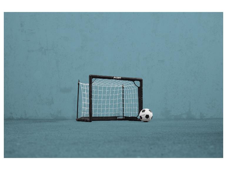 Un but de football et un ballon de Crivit.