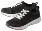 Deux baskets noires avec des lacets blancs et des accents roses.
