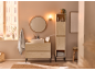 Ensemble de meubles de salle de bain modernes en bois avec meuble sous vasque, colonne et miroir rond.