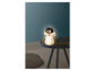 Une lampe de chevet Tweety Bird sur une petite table.