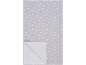 Nappe grise avec motif de sapins de Noël blancs et de flocons de neige, pliée en bas à gauche.