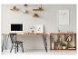 Bureau à domicile avec table en bois, chaise noire, ordinateur et étagères décoratives.