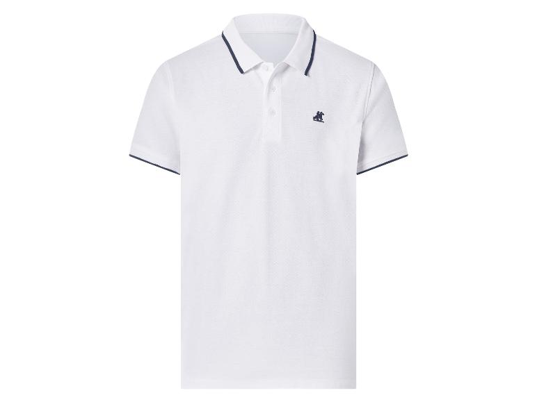 Polo blanc à manches courtes avec liseré bleu foncé sur le col et les manches, et un petit logo.