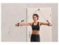 Une femme fait des exercices avec une ancre de porte.
