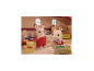 Deux lapins jouets dans une maison de poupée avec un ours en peluche et un cheval à bascule.
