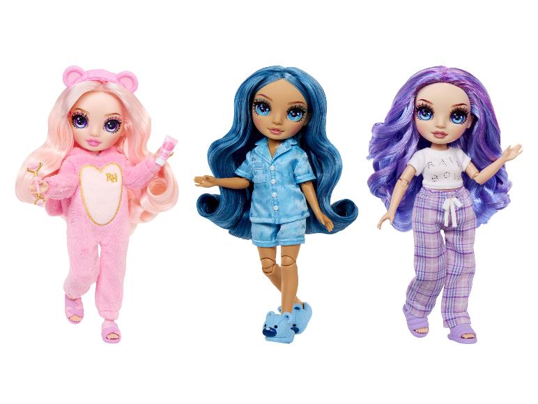 Trois poupées Rainbow High en pyjamas colorés, dont une combinaison rose et des chaussons.