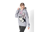 Femme en sweat à capuche gris avec imprimé de personnage de dessin animé, avec des cordons roses.