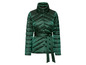 Une veste matelassée verte avec ceinture.