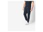 Un homme portant un pantalon noir et des baskets blanches.