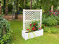 Un support de jardin blanc avec un pot et des fleurs rouges.