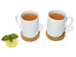 Deux tasses blanches avec du thé sur des sous-tasses en bambou, avec du citron et de la menthe.