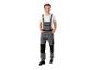 Homme en salopette grise et t-shirt blanc